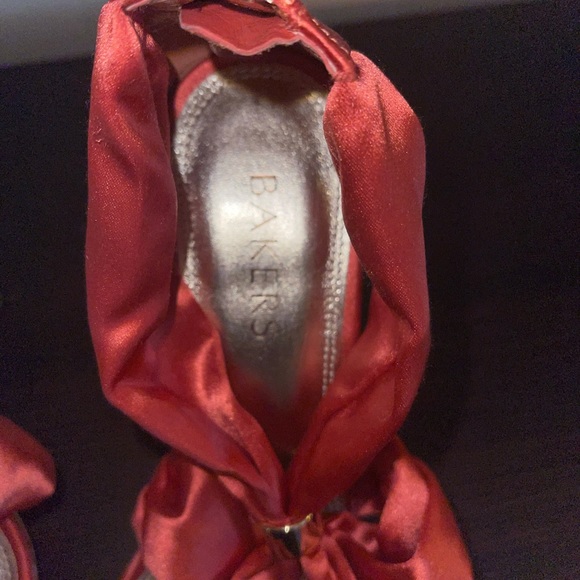 Baker’s Satin & Gold Heels Size 8M - Picture 5 of 7